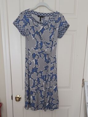 BCBGMaxAzria Blue and Gray Floral Short-Sleeve Dress